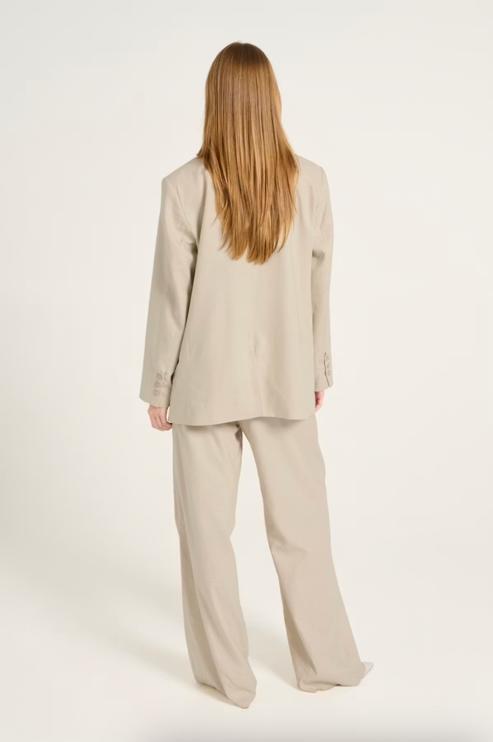 Elara Linen Blazer nga Gestuz